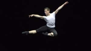 Foto: www.staatsballett-berlin.de BALLETT 101, Choreographie: Eric Gauthier, Tänzer: Vladislav Marinov